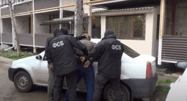 FSB agents detaining a suspect. Screenshot: http://youtu.be/-_LDs5-jllQ