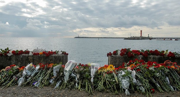 Flowers at the embankment in Sochi in memory of the victims of the Tu-154 crash, December 2016. Photo: REUTERS/Maxim Shemetov