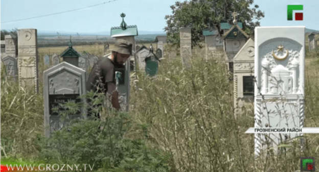 Teacher Magomed Djabrailov from the Alkhan-Kaly village is engaged in clean-up works. Screenshot: http://grozny.tv/videos/36924