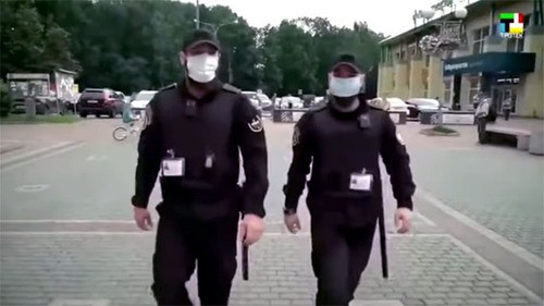 Chechen natives patrol streets in Troitsk. Screenshot: http://web.facebook.com/groups/YasenevoDistrict/post/3016811878641525