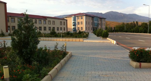 Dwelling settlement of Heydarabad, the Nakhichevan Autonomous Republic. Photo: Turanmahmudov, http://ru.wikipedia.org/wiki/Гейдарабад