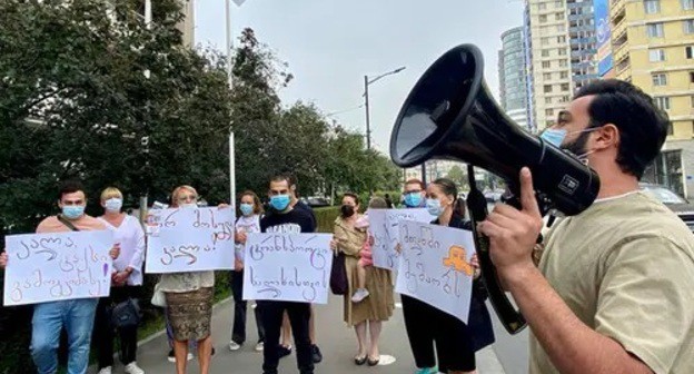 Protest rally against the ban on the operation of public transport in Georgia. Screenshot: http://www.facebook/com/Khalkhistvist/photos/pcb.359580098969497/359579258969581