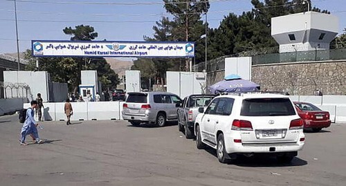 Afghan police check cars at the entrance gates of Hamid Karzai International Airport in Kabul, August 15, 2021. Photo: REUTERS/Stringer