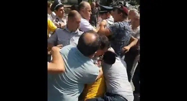 Protest action against construction of a high-rise building in Yerevan. Screenshot: http://yerevan.today/all/society/88236/larvats-iravichak-ev-qashqshouk-ostikanneri-ev-bnakichneri-midjev-erevanoum/