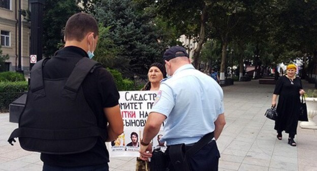 The police officers asked women protesters to write explanatory notes. August 23, 2021. Photo by Rasul Magomedov for the "Caucasian Knot"