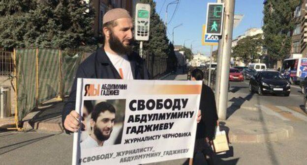 Journalist Idris Yusupov holds solo picket in support of Abdulmumin Gadjiev, October 14, 2019. Photo by Patimat Makhmudova for the Caucasian Knot