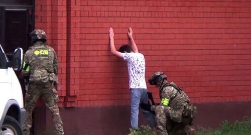 The FSB officers during the detention. Photo by the press service of the Investigative Committee of the Russian Federation for the Republic of Ingushetia https://ingushetia.sledcom.ru