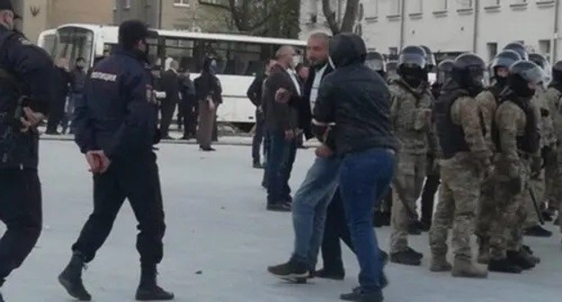 Police detain a participant of a protest rally in Vladikavkaz, April 20, 2020. Photo by Emma Marzoeva for the Caucasian Knot