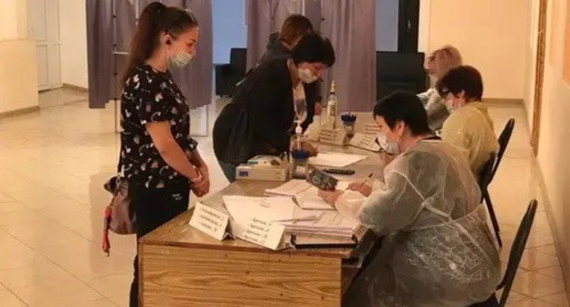 Residents of Donbass at a polling station in in Krasny Sulin. Photo by Vyacheslav Prudnikov for the Caucasian Knot