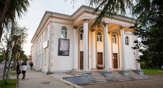 A museum in the city of Kobuleti. Photo by Michael https://commons.wikimedia.org/wiki/Category:Kobuleti#/media/File:Kobuleti_Museum.jpg