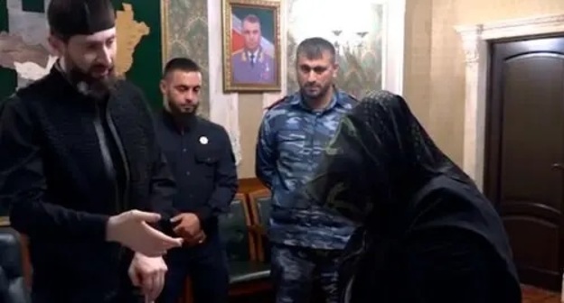 Adam Elzhurkaev, head of the Islamic Medicine Centre, scolds Argun resident for practicing witchcraft. Screenshot: http://www.instagram.com/p/CUQcc5XDDVE/