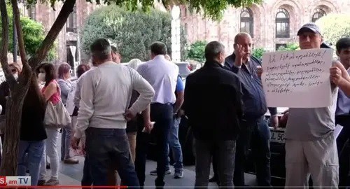 Several dozen activists of the “Dashnaktsutyun” Party hold a protest action in Yerevan. Screenshot: http://www.youtube.com/watch?v=XN4K9Tx6WOQ