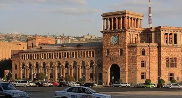 Armenian government building in Yerevan. Photo: Yugene Yakovenko, http://ru.wikipedia.org