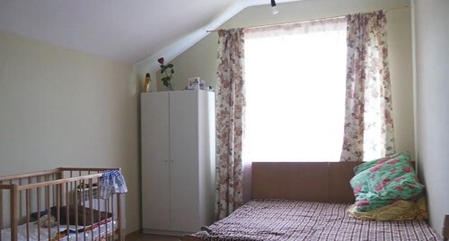 A room in the "Mother's House" crisis centre located in the city of Kazan. Screenshot #БросайДоброВВоду https://www.youtube.com/watch?v=B9ubM9PW738&amp;t=5s