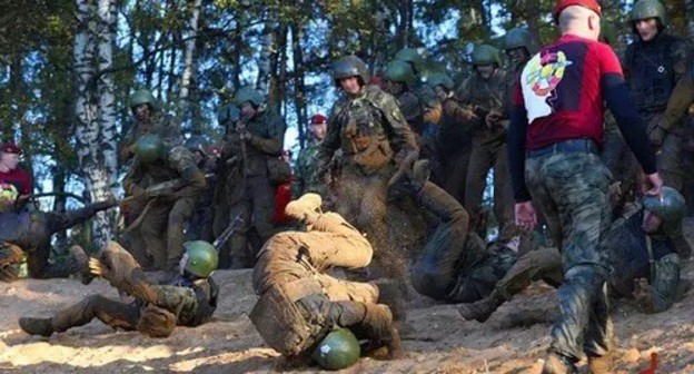 Tests for obtaining a maroon beret. Photo: press service of the Rosgvardiya, https://rosguard.gov.ru/news/article/pravo-nosheniya-krapovogo-bereta-zasluzhili-14-specnazovcev-rosgvardii