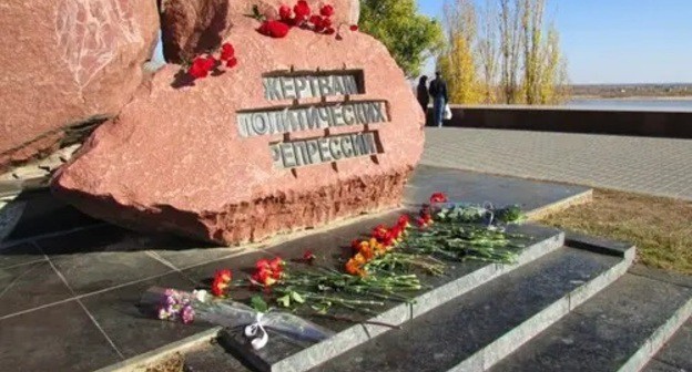 Flowers at the Monument to repressed people in Volgograd, October 30, 2021. Photo by Vyacheslav Yaschenko for the Caucasian Knot