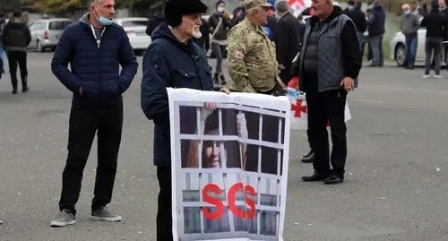 A protester with a poster depicting Saakashvili looking out of the prison window. November 6, 2021. Photo by Inna Kukudzhanova for the Caucasian Knot