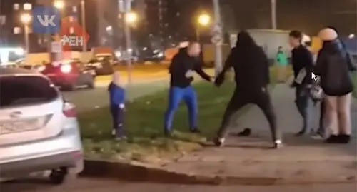 A group of young people attacks a man with a small child. Screenshot: https://ren.tv/news/kriminal/899666-sk-izbivshie-ottsa-v-novoi-moskve-sozdali-ugrozu-zhizni-ego-rebenku