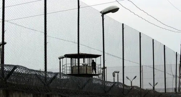 Barbed wire and metal mesh on the walls of a prison. Photo by Inna Kukudzhanova for the Caucasian Knot