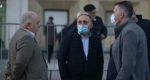 A group of doctors in Tbilisi in front of the Georgian government building demands that Saakashvili be transferred to a private clinic. Screenshot: Sputnik Georgia, https://sputnik-georgia.ru/20211109/gruppa-vrachey-prosit-perevesti-saakashvili-v-grazhdanskuyu-kliniku-261928863.html