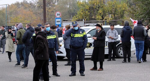 Policemen at the entrance to the prison, November 6, 2021. Photo by Inna Kukudzhanova for the Caucasian Knot