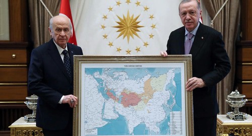 Devlet Bakhcheli and the President, Recep Tayyip Erdogan, with a map of the "Turkic World". Photo: Milliyetçi Hareket Partisi (MHP) / Facebook