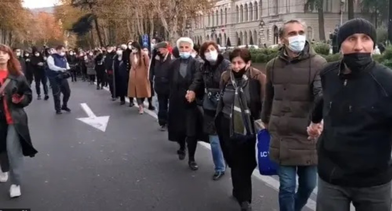 A human chain in central Tbilisi in honour of the 18th anniversary of the "Rose Revolution". Screenshot: https://www.youtube.com/watch?v=RlgUsMAzGJg