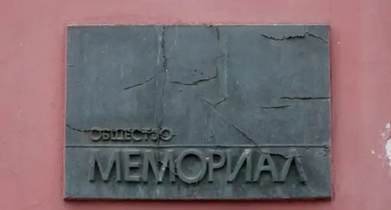 Tablet at the entrance to the 'Memorial' office. Photo by Nina Tumanova for the Caucasian Knot