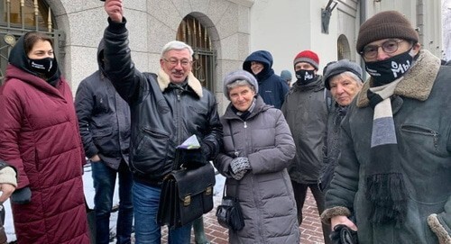 Svetlana Gannushkina (in the center) and Oleg Orlov, human rights defenders, near the courthouse. Photo by the press service of the HRC "Memorial" https://ru-ru.facebook.com/hrcmemorial/photos/pcb.2066823056807056/2066821113473917/?type=3&amp;theater