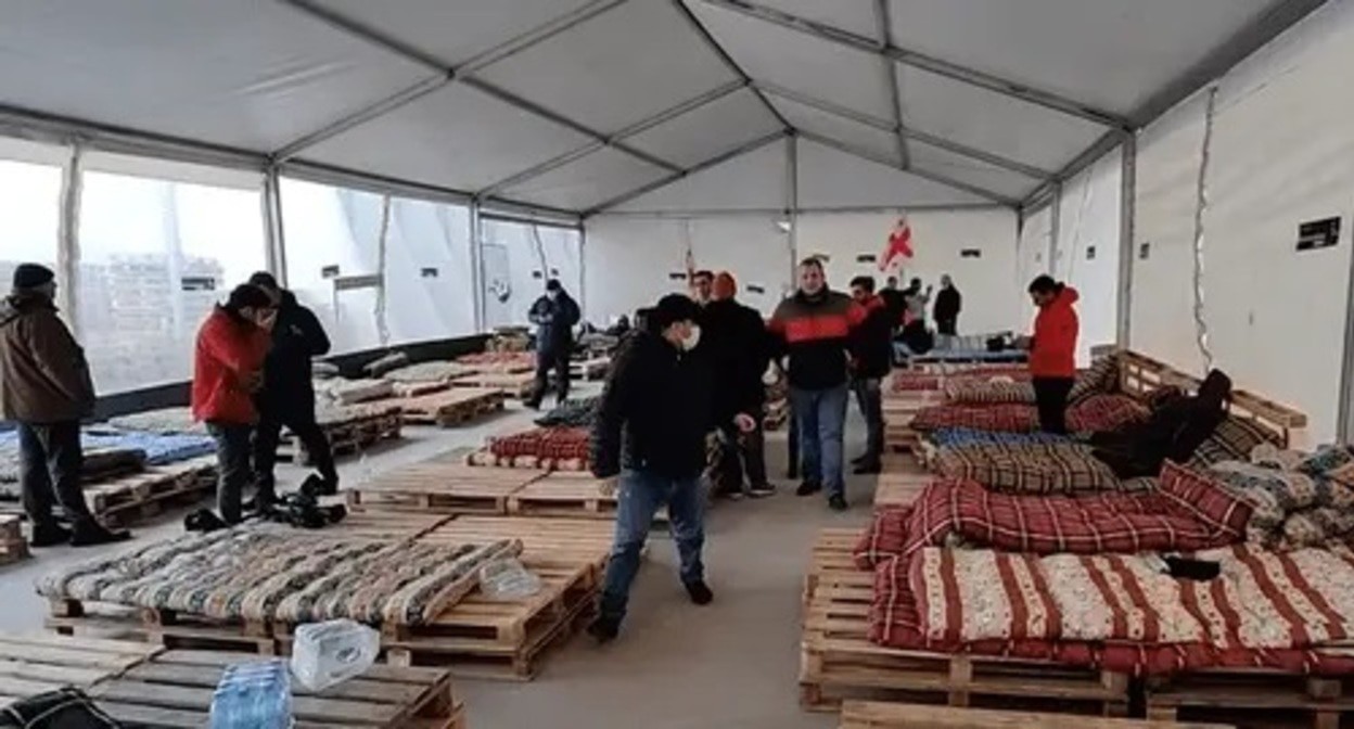 Inside a tent set for hunger-strikers in support of Mikhail Saakashvili. Screensot: Sputnik Georgia www.youtube.com/watch?v=NaEiNChBvmc