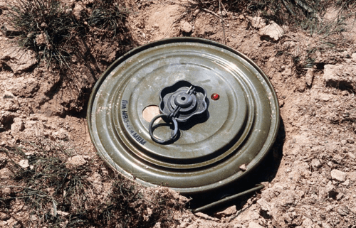 An anti-tank mine. Photo: https://ru.wikipedia.org http://www.dodmedia.osd.mil/Assets/1987/Marines/DM-ST-87-01574.JPEG