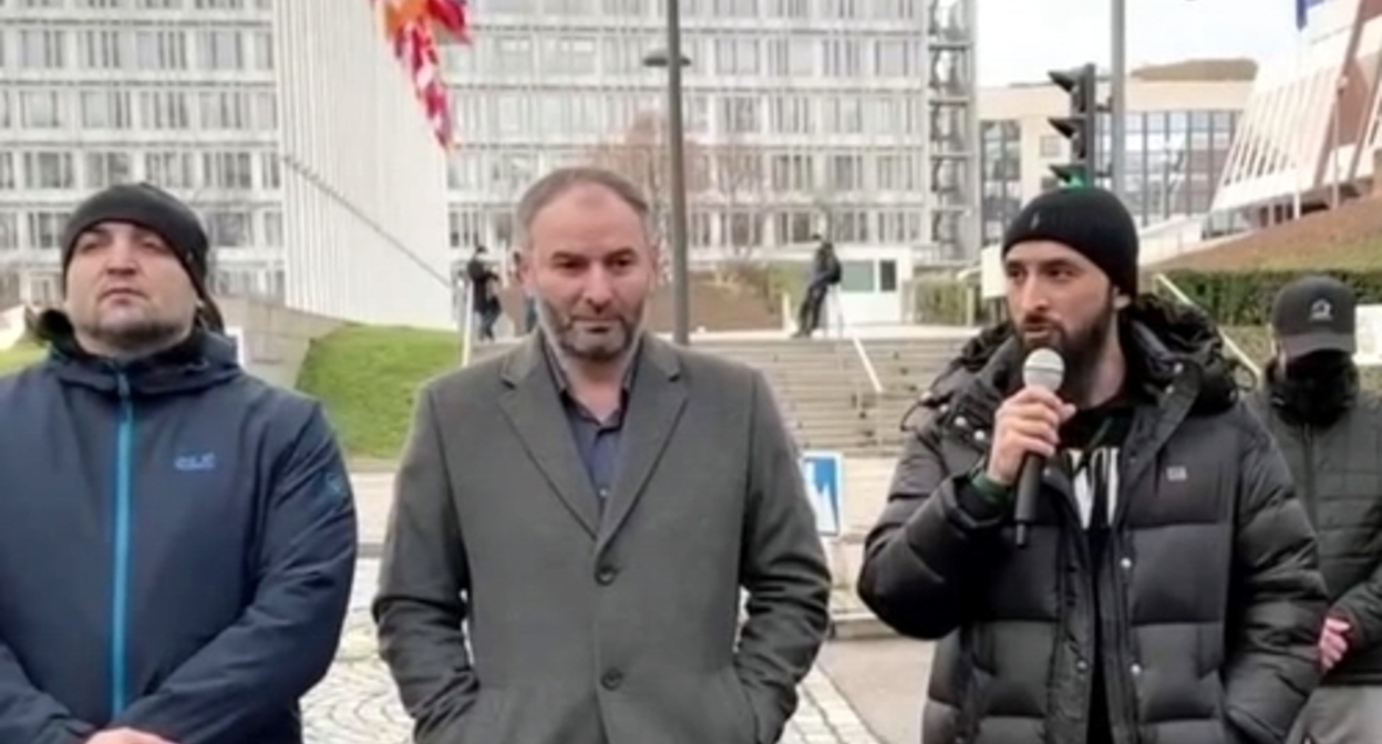 Tumso Abdurakhmanov (on the right) at a rally in Strasbourg on January 8, 2022. Screenshot of the video published on his Telegram channel