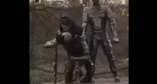 Screenshot of the video with the military servicemen, who mocked at the monument in a military unit in the Krasnodar Territory https://www.youtube.com/watch?v=AYHqMO-o4bU