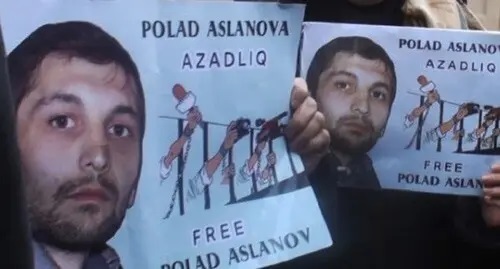 Posters with Polad Aslanov’s portraits. Screenshot: https://www.youtube.com/watch?v=MeItCVwfF20
