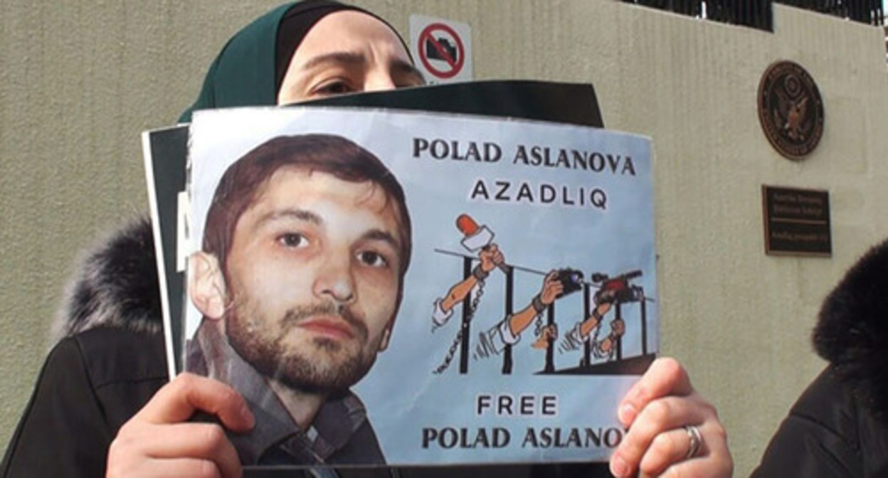 Poster with Polad Aslanov’s portrait. Screenshot: https://www.youtube.com/watch?v=MeItCVwfF20