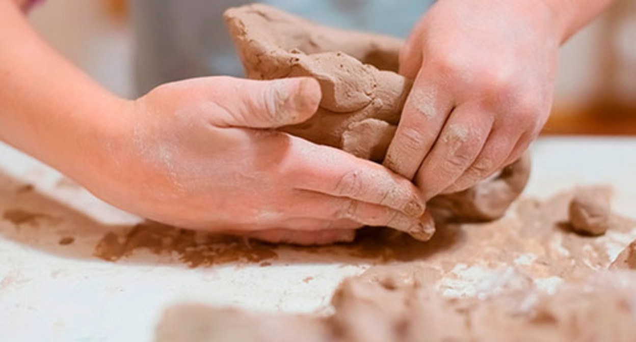 Children's hands. Photo: Prefecture of the North-West Administrative District of Moscow, https://szao.mos.ru