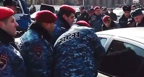 Police officers detain participants of the action against the increase in OSAGO tariffs. Yerevan, January 31, 2022. Screenshot: https://www.youtube.com/watch?v=X13xG-KZ0W4