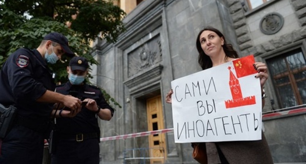 Participant of the action against laws on foreign agents, Moscow, August 2021. Screenshot of vido reportage made by the Dozhd TV channel: www.youtube.com/watch?v=X6fabOiPr64