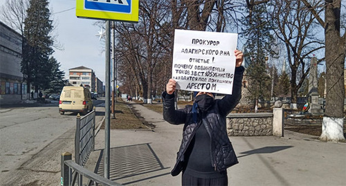 Eva Kamarzayeva holds a solo picket at the prosecutor's office in the center of Alagir, February 18, 2022. Photo by Maria Abaiti for the Caucasian Knot