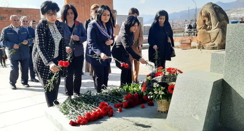 People lay flowers at the monument to the victims of the pogroms of the Armenian population in Sumgait in 1988. Photo by Alvard Grigoryan for the Caucasian Knot