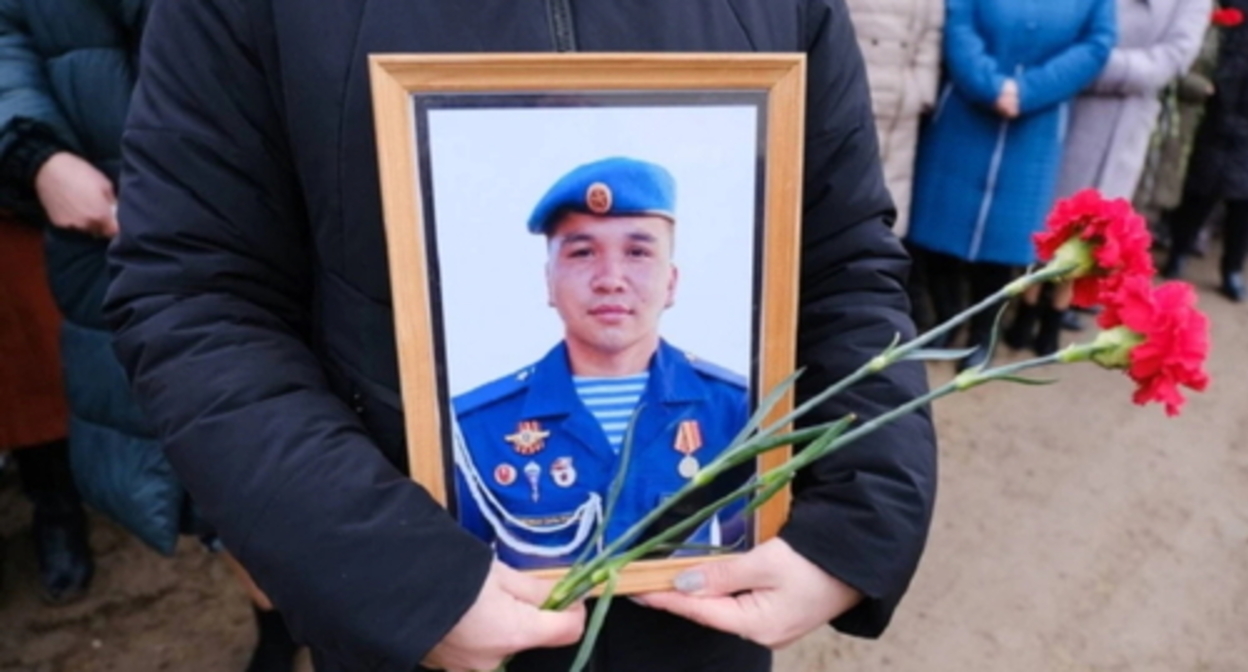 Temirlan Djasagulov's portrait. Photo by the "Lotos" State Television and Radio Company https://lotosgtrk.ru/news/pod-astrakhanyu-prostilis-s-voennym-pogibshim-v-khode-spetsoperatsii-na-ukraine-/?sphrase_id=142513