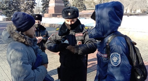 Police officers and protesters. Volgograd, March 13, 2022. Photo by Vyacheslav Yashchenko for the Caucasian Knot