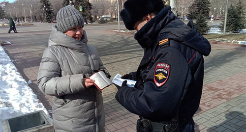 Tamara Grodnikova talks to a police officer. Photo by Olga Cherkasova for the Caucasian Knot