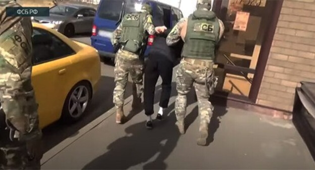 Police detain a man who was preparing a terror attack. Screenshot: https://www.youtube.com/watch?v=JhuKTHFPrxA