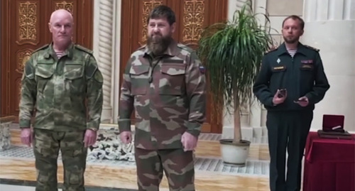 Presentation of the Lieutenant General shoulder marks to Ramzan Kadyrov (in the center). Screenshot of the video https://tass.ru/armiya-i-opk/14312945?utm_source=yxnews&amp;utm_medium=desktop