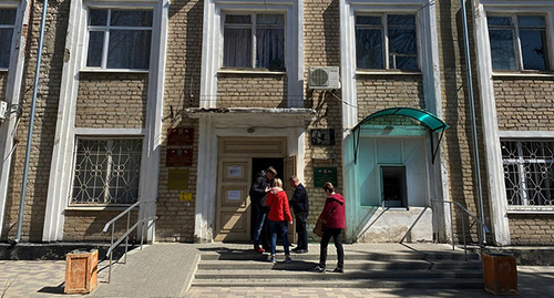 The administration staff of the town of Krasny Sulin which documents refugees from the Lugansk and Donetsk People's Republics (LPR and DPR). Photo by Sergei Snezhin for the "Caucasian Knot"