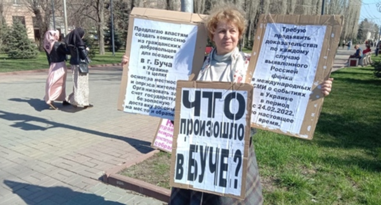 Tamara Grodnikova holds a picket in Volgograd, April 10, 2022. Photo by the Caucasian Knot correspondent