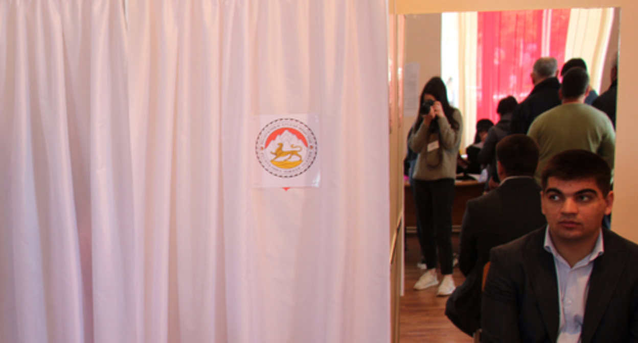 At a polling station in South Ossetia, April 10, 2022. Photo by Maria Abaiti for the Caucasian Knot