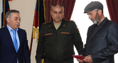 The father (on the right) of the sailor from Dagestan who perished in Ukraine received the Order of Courage for his son https://t.me/sergokal/187
