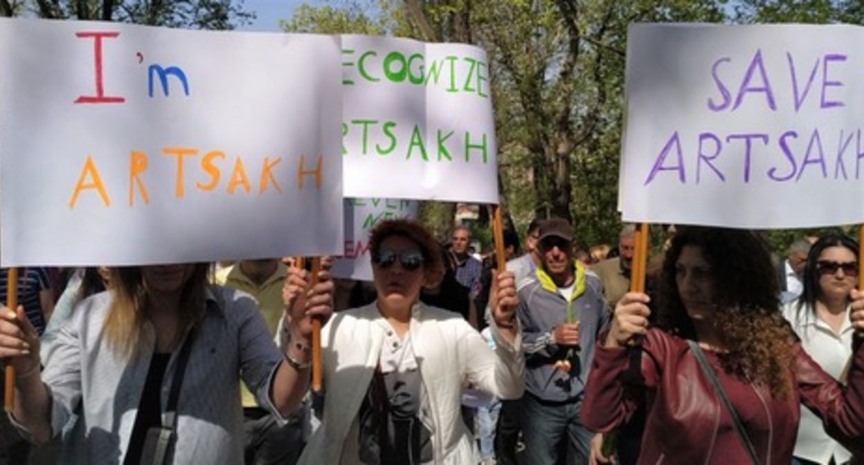 Participants of the picket in Tsitsernakaberd demanding recognition of Nagorno-Karabakh. April 24, 2022. Photo by Armine Martirosyan for the Caucasian Knot